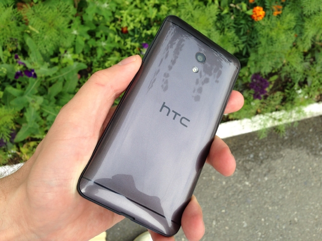 HTC Desire 700.