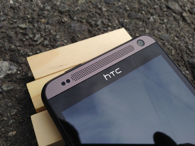 HTC Desire 700.