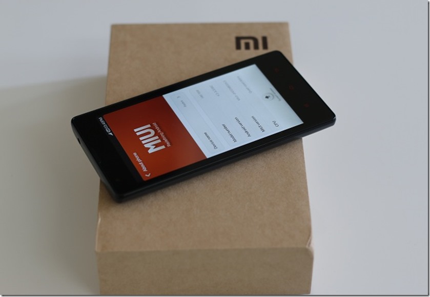 obzor-xiaomi-redmi-1s-phone-on-box